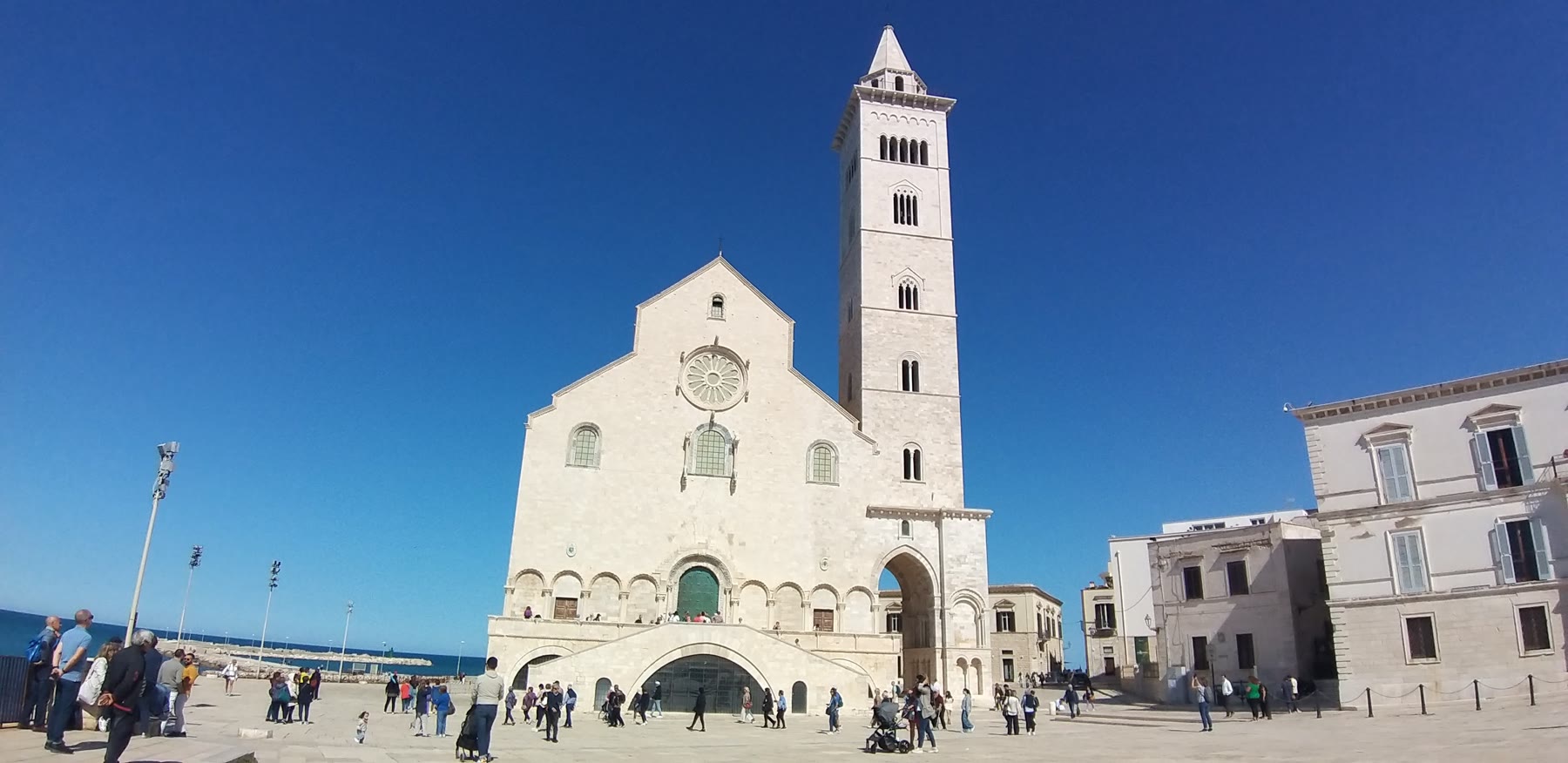 La Cattedrale di Trani affacciata sul mare